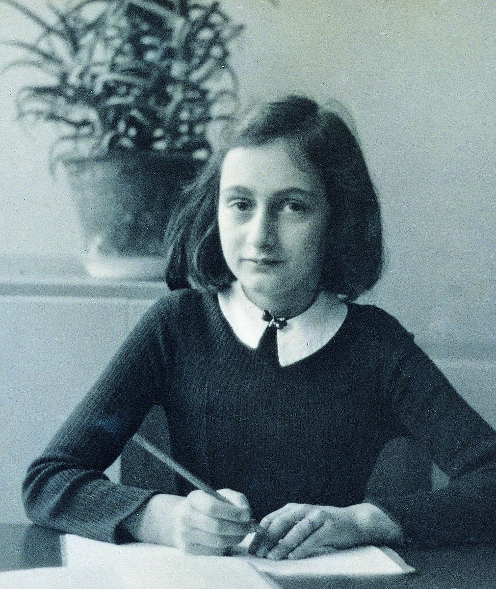 Anne_Frank_am_Schreibtisch